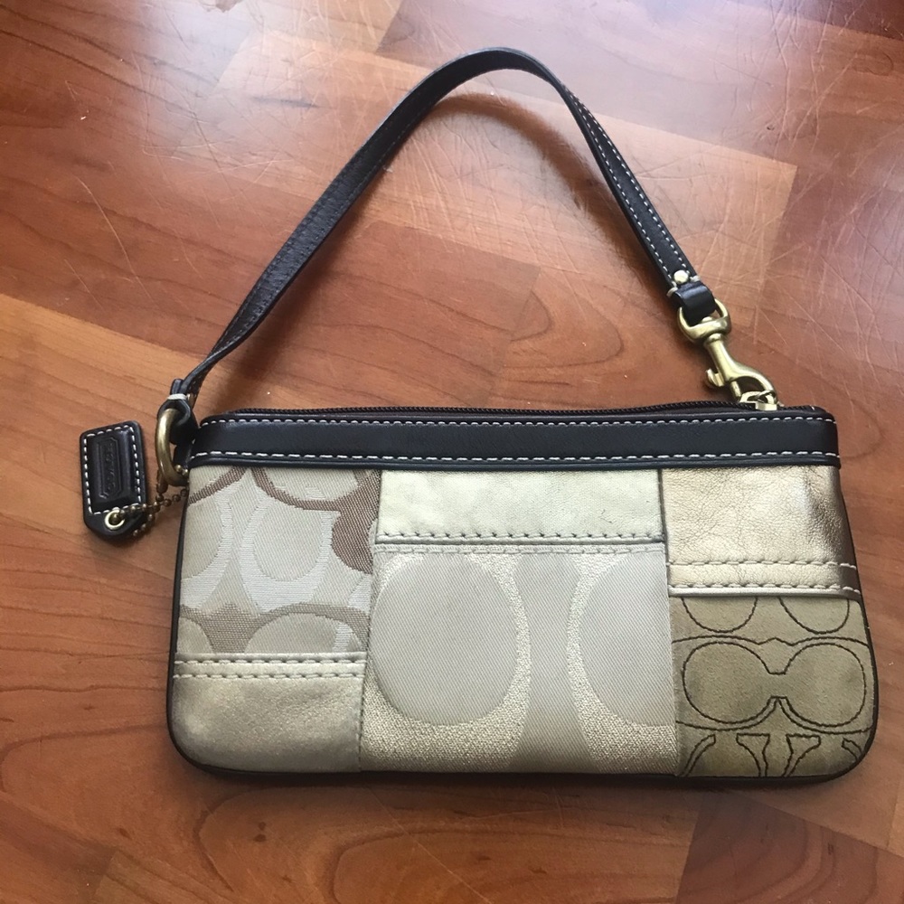 🌷Authentic Coach Wristlet